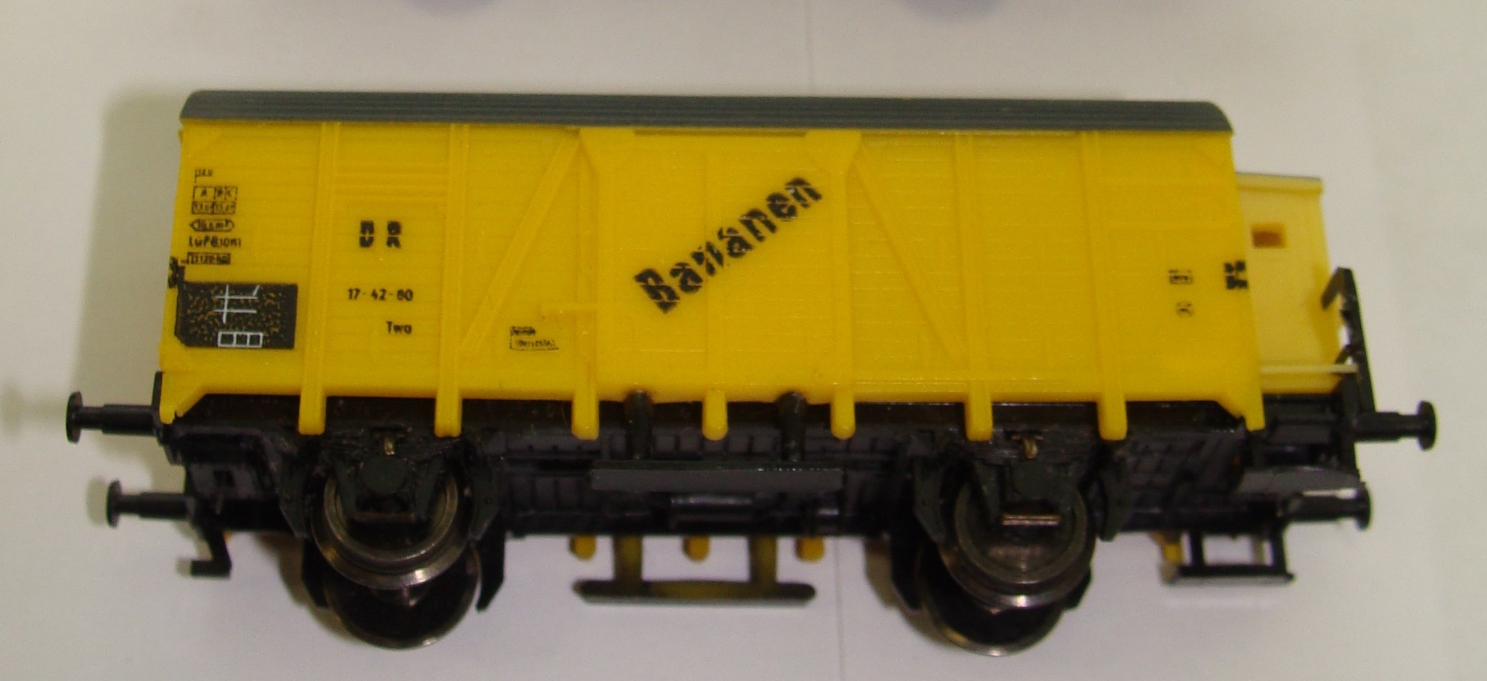 Модель крытого вагона  в желтой окраске