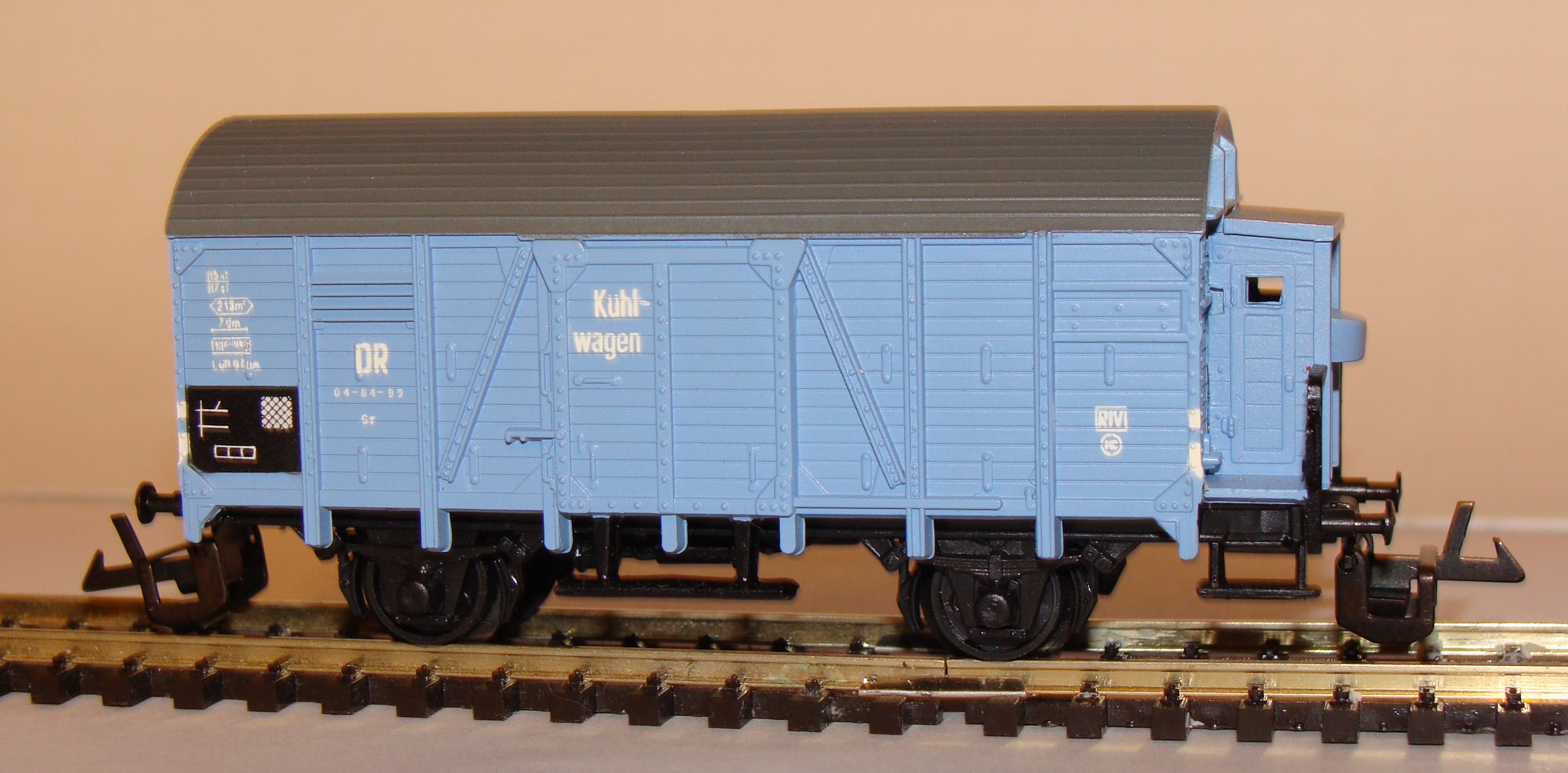 Модель крытого вагона  в голубой окраске