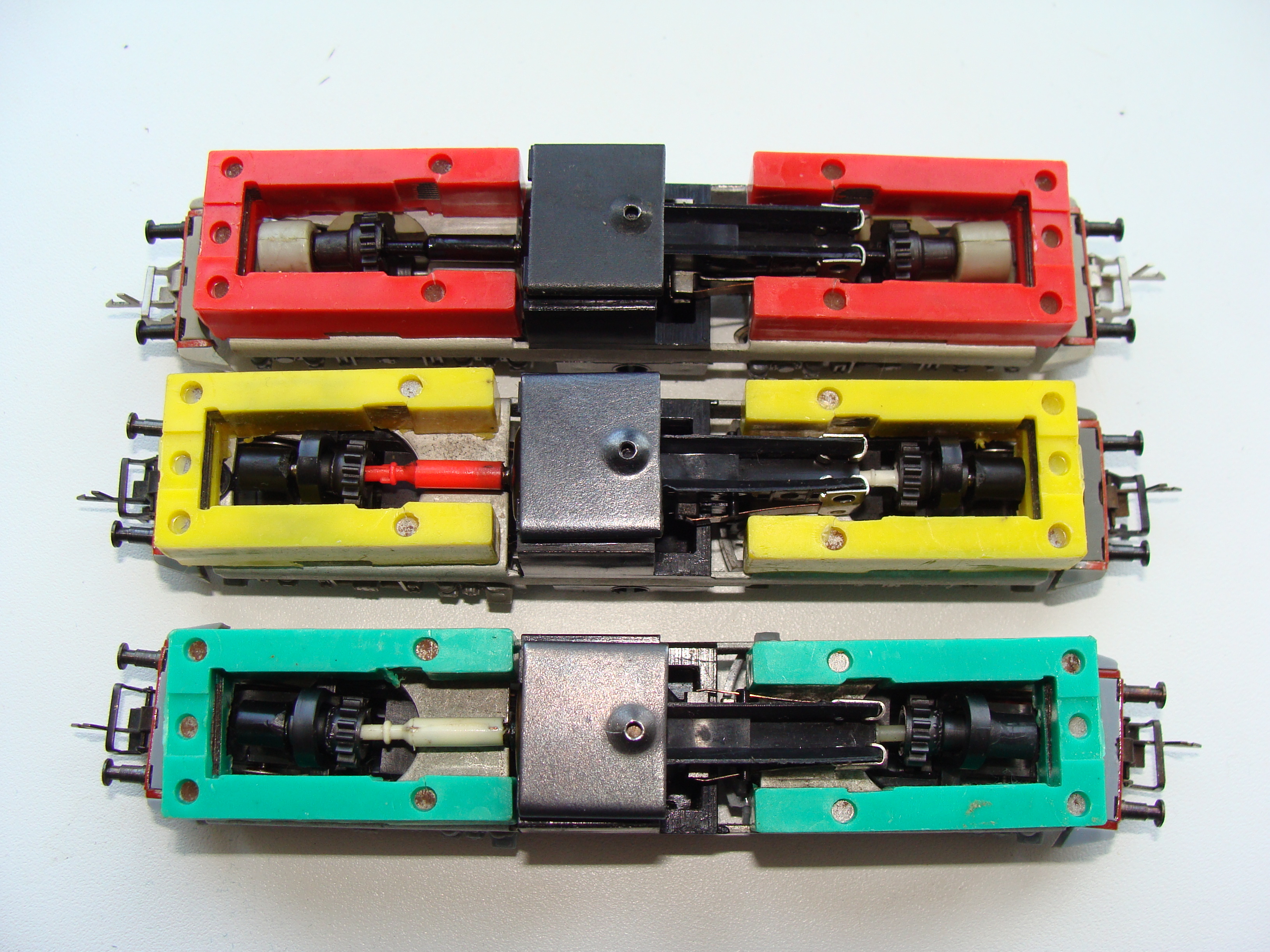 Ходовки модели Е499 с балластными грузами разных цветов