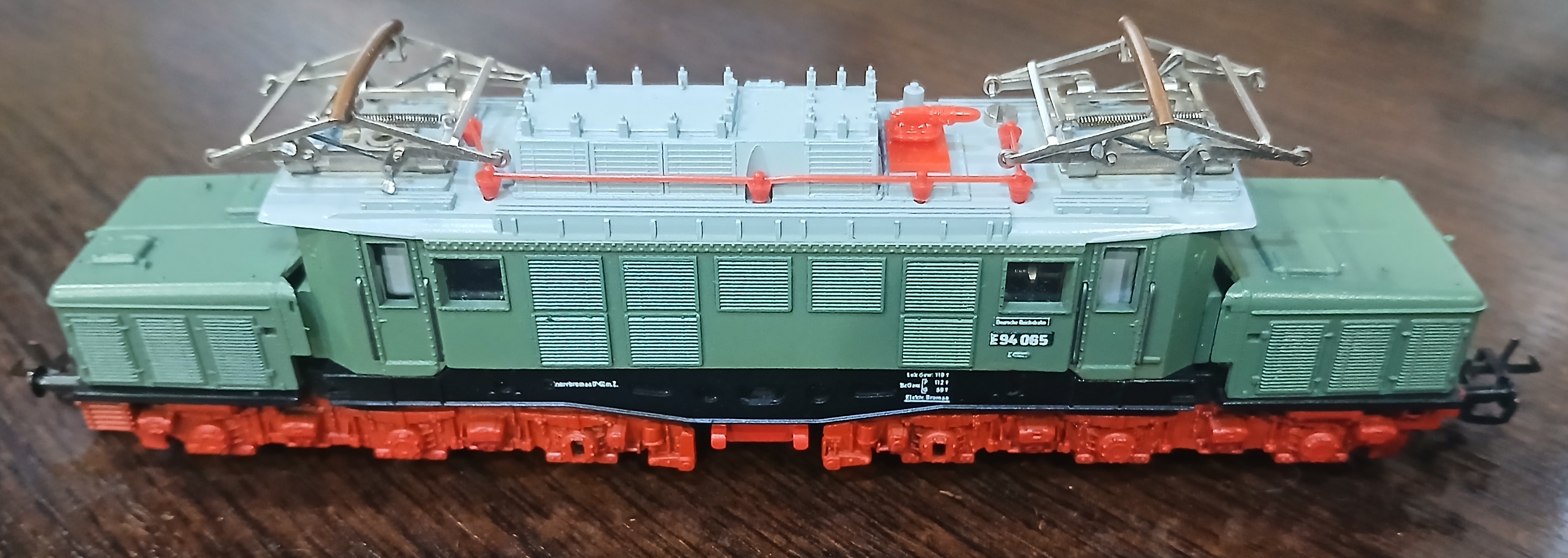 Модель электровоза Е94 фирмы Zeuke