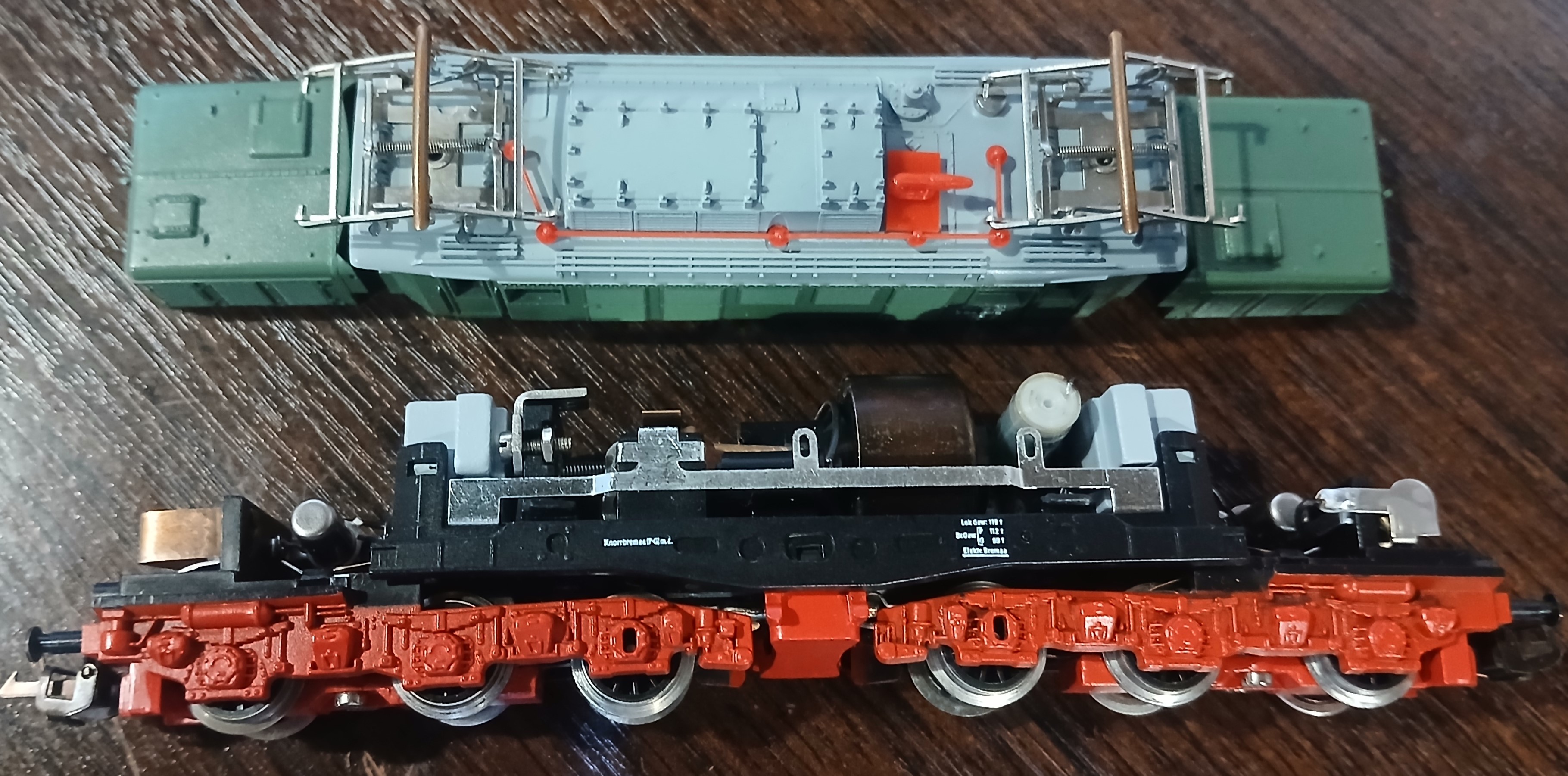 Вид сбоку на модель электровоза Е94 фирмы Zeuke