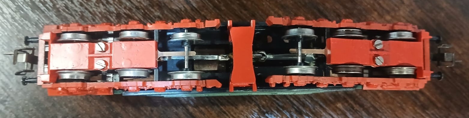 Вид снизу на модель электровоза Е94 фирмы Zeuke