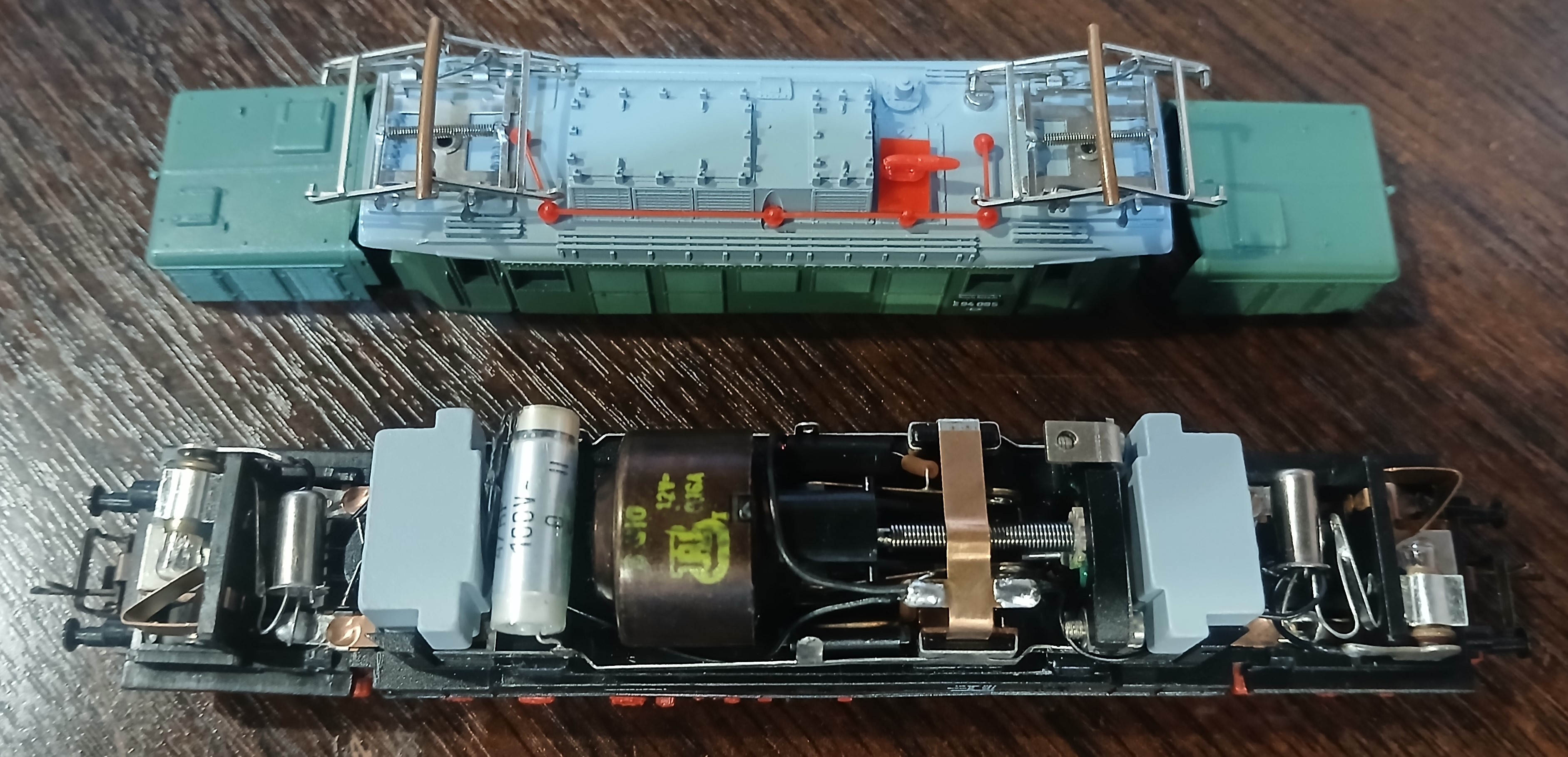 Вид сверху на модель электровоза Е94 фирмы Zeuke