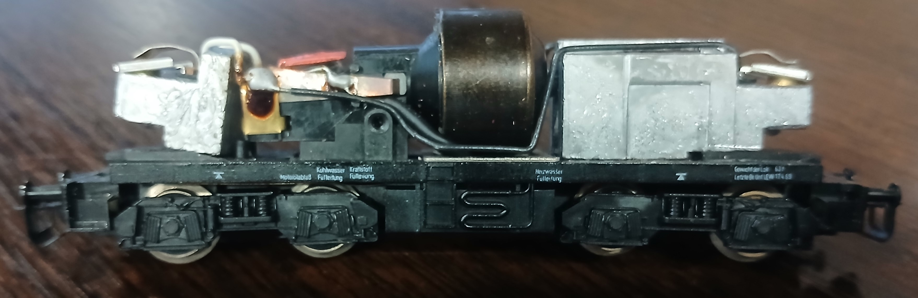 Ходовая часть модели тепловоза V100 позднего выпуска