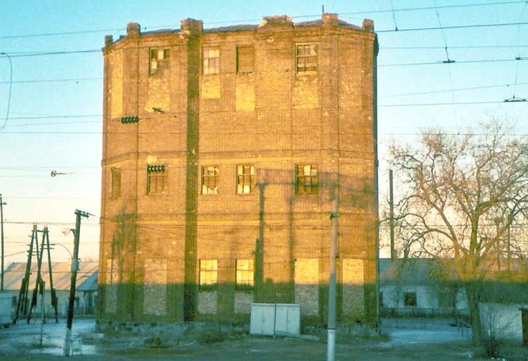 Двойное водоемное здание на ст. Чертково. Снимок 2002 г.