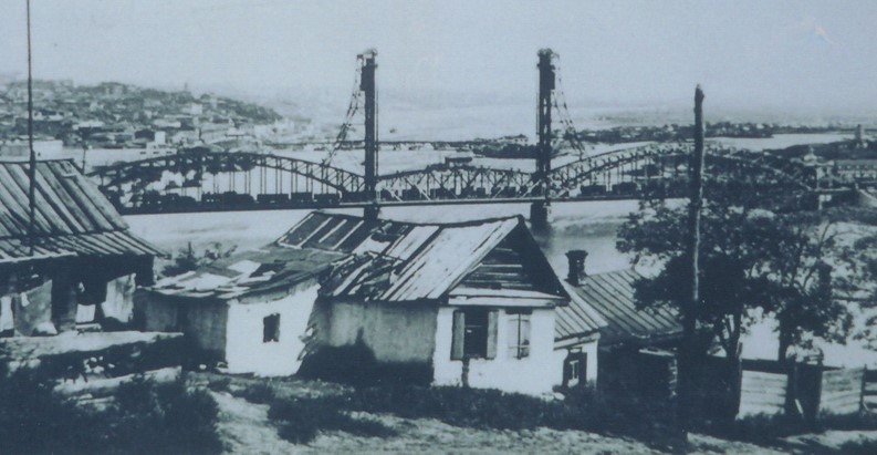 Разводной мост в Ростове с вертикально подымающейся фермой