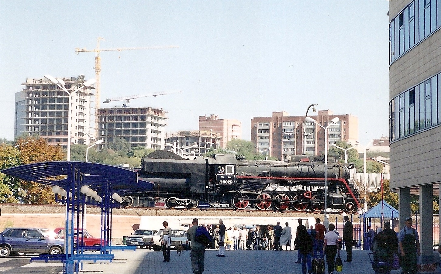 Паровоз Л-0029 на реконструированной привокзальной площади Ростова. Сентябрь 2005 г.